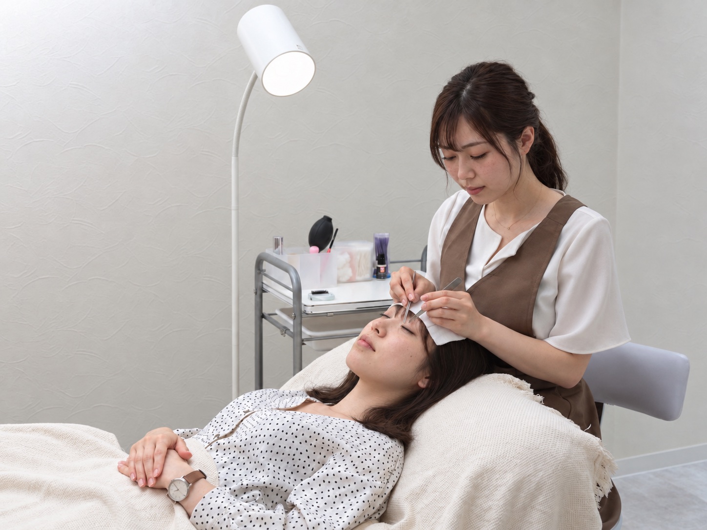 アイリストが施術の手元を確認している場面のイメージ